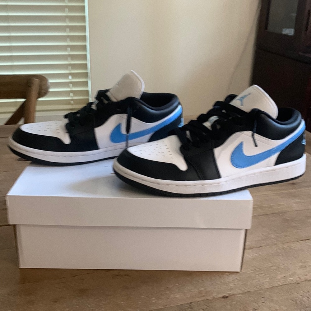 Jordan 1 black University blue-white